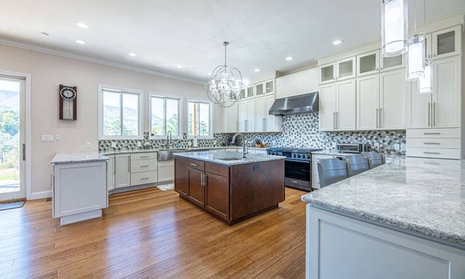 Gatlinburg - Pigeon Forge Casa | Sleeps12 Pet Friendly 2 Hottubs Views Full Kitchen