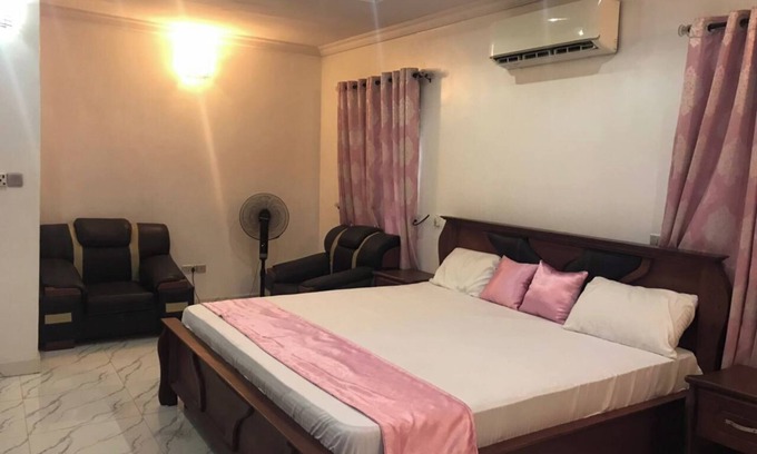 Ojodu Casa | Sleeps8-Parking-Jacuzzi-WiFi-AirCon