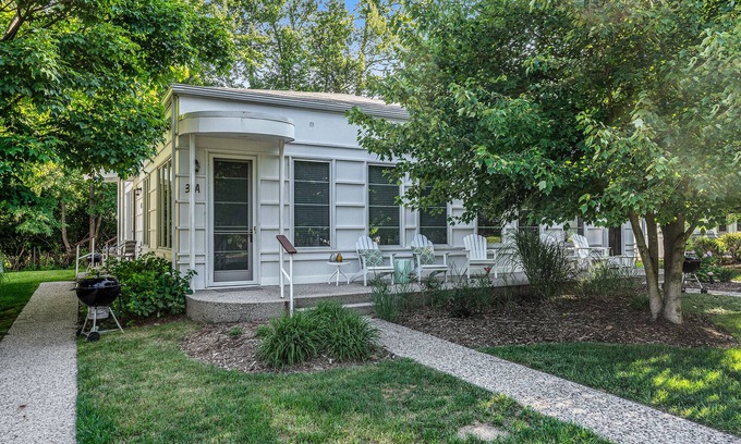 South Haven Cabaña | Sleepy Hollow Beach Resort Cottage 3C