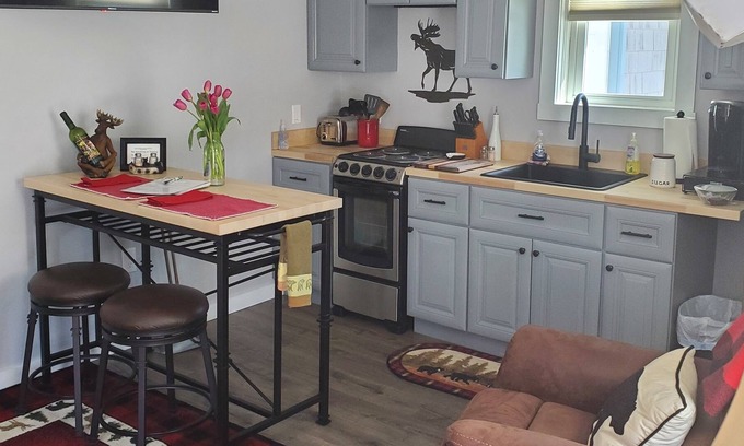 Campton Cabina | Sleepy Hollow Cabins 1 bedroom, 2 people, queen bed