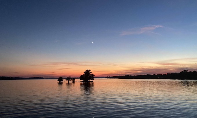 Negreet Casa | Slice of Heaven 3/2 camp on lakefront w/ boathouse