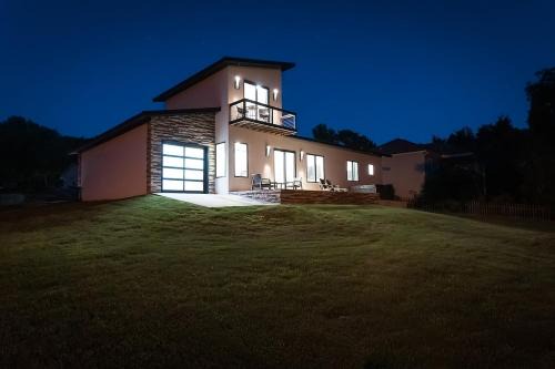 Bella Vista Chalet De Esquí | Slickrock Chalet Contemporary Pet friendly Hot tub