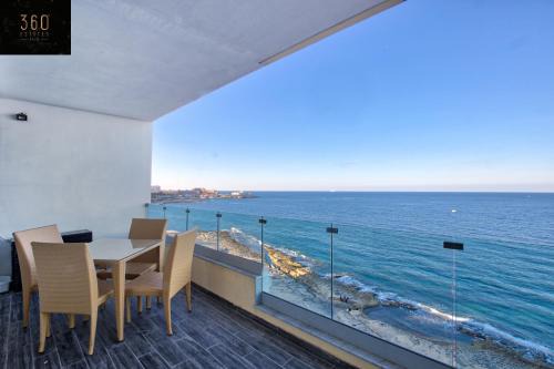 Tower Road Apartamento | Sliema Seafront 3BR - opposite Beach - AC & Wifi by 360 Estates