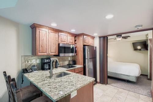 Peak 9 Apartamento | Slope-side Studio Dog Friendly Full Kitchen
