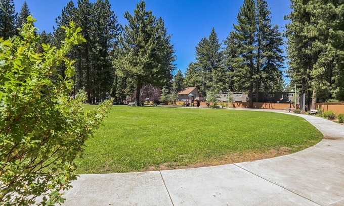 Tahoe Valley Condominio | Slopes, Lake and Hiking Trails too