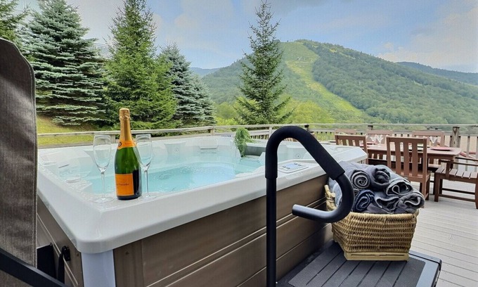 Central Vermont- Killington Apartamento | SlopeSide Chalet - Pool, Grill, Hot tub, Views!