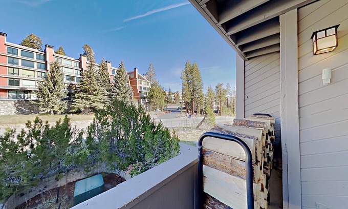 Mammoth Lakes Condominio | Slopeside Deluxe 2 Bedroom Condo with Free Parking, Spa, Free Gondola (Sierra Megeve 25) by RedAwning