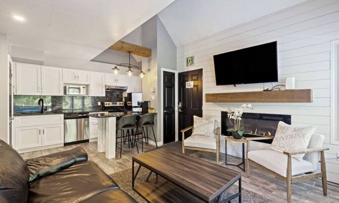 Craigleith Condominio | Slopeside Retreat: Pool, Hot Tub, Tennis, Views!