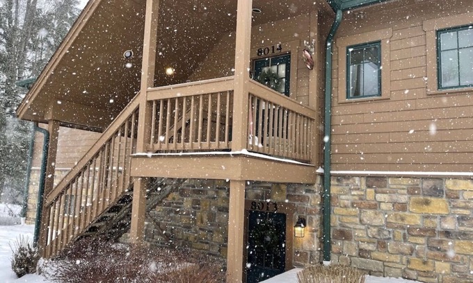 Clymer Condominio | Slopeside, ski-in, ski-out condo-perfectly set along run 24 at Peek'n'Peek!