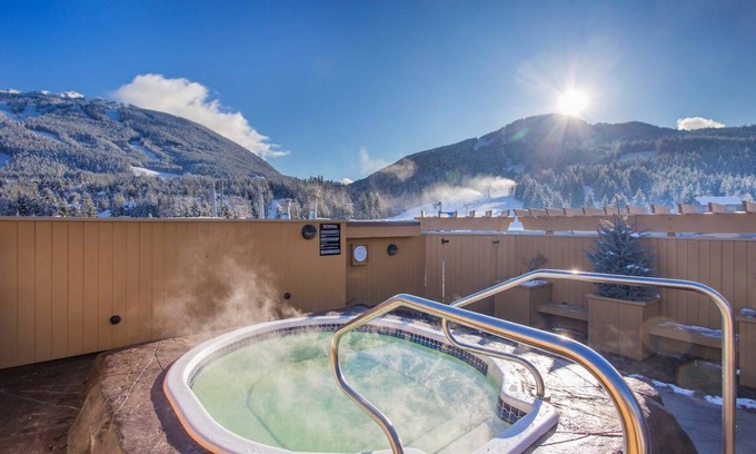 Whistler Village Apartamento | Slopeside suite with Fireplace and Views