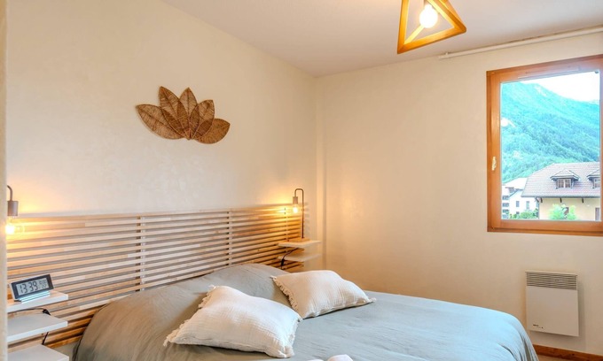 Thones Condominio | Slow Chalet Thônes: lake & mountain, 15 min to ski – lift, balcony, parking