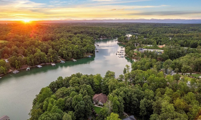 Saxony Forest Casa | Slow down at Idle Cove on Lake Keowee. Private Dock and only 25 min to Clemson!
