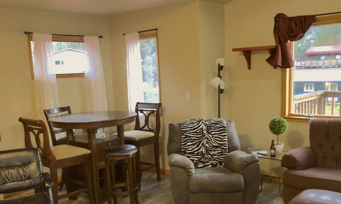 Mendenhaven Casa | Sluice Box - Affordable, Convenient, and near Mendenhall Glacier- DISCOUNTS ON TOURS!