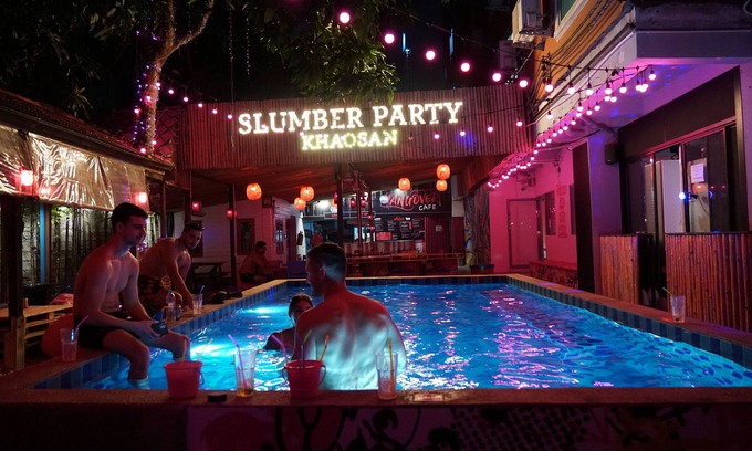 Talat Yot Hotel | Slumber Pool Party Khao San