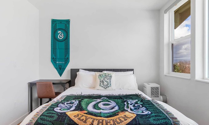 East Queen Anne Apartamento | Slytherin's Secret Chamber Sweet Suite