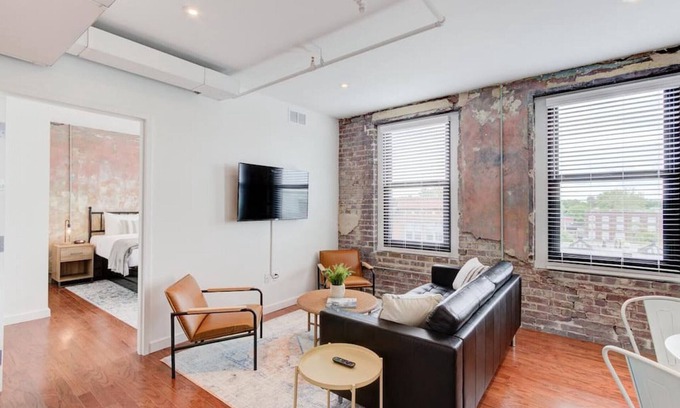South Main Historic District Apartamento | SM 301 · Right on Main St with Historic Vibe!