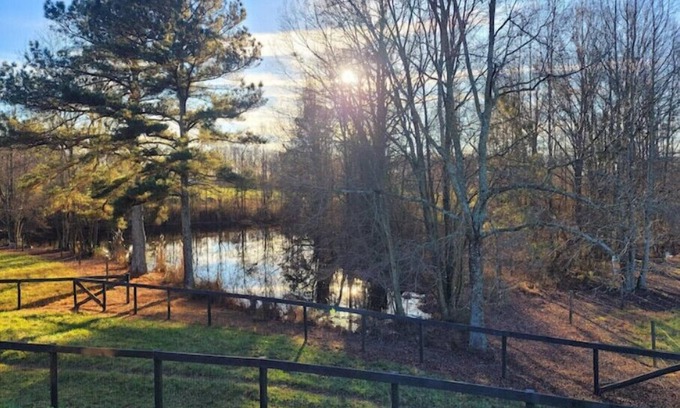 Comer Casa | Small Bunkhouse on Horse Farm with Pond!