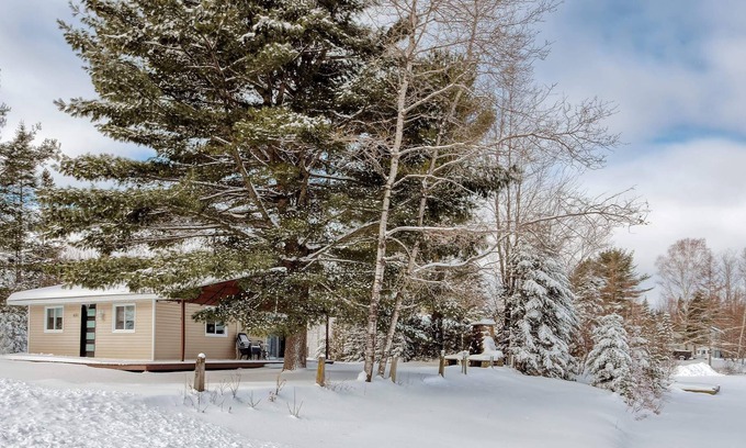Saint-Raymond Chalet De Esquí | Small chalet on the water's edge - CITQ # 302512