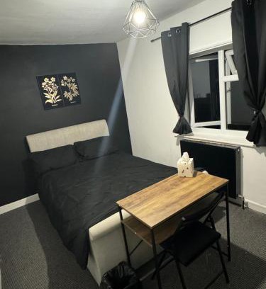 Gloucester Casa | Small Double Room Located 2 Minutes From Gloucester Royal Hospital