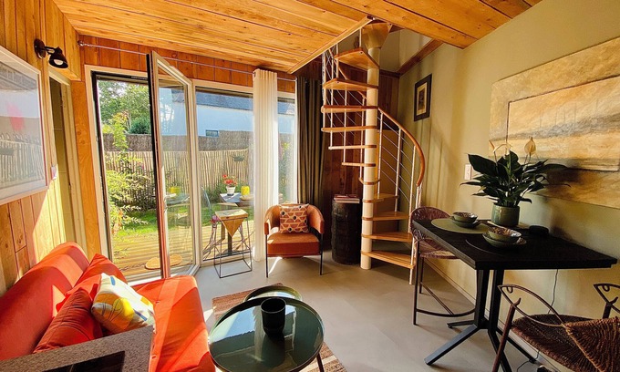 Bono Apartamento | Small duplex with garden, near the charming port of Le Bono, pets welcome