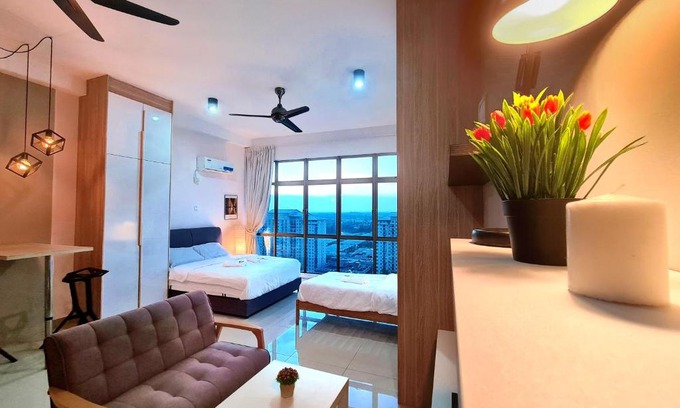 Taman Mount Austin Apartamento | Small family 3 pax studio high floor Palazio Apartment Taman Mount Austin by GDRAGON HomeStay