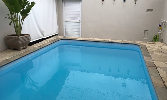 Jardim Itagua Casa | Casa en Itaguá, con piscina y aire acondicionado, tiene capacidad para 7 personas.