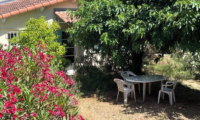 Sainte-Anne Casa | Small house in quiet, shady garden close to beaches and stadium