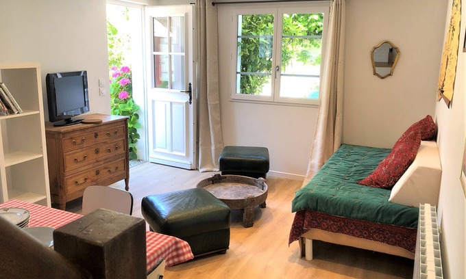Pont-l'Eveque Cabaña | Small house in town center with large garden, quiet and comfortable, sleeps 2-4
