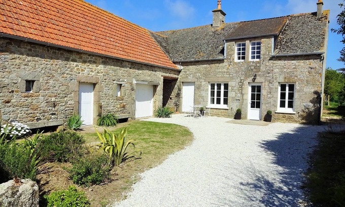 Vicq-sur-Mer Casa | Pequeña casa cerca de Barfleur. Vista al mar desde el piso de arriba.