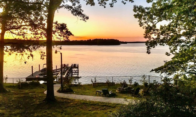 Southmont Apartamento | Small piece of heaven on the lake - King suite