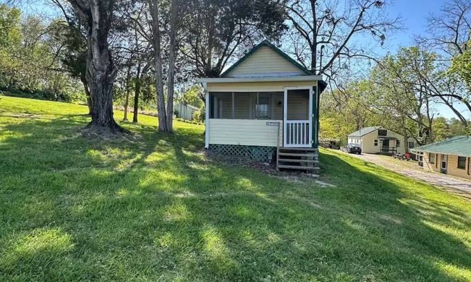 Harrodsburg Cabina | Small Rustic Cabin on Herrington Lake at Royalty's Marina
