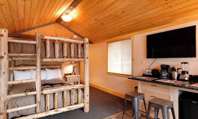 Lake Placid Cabina | Small Standalone Cabin w/2 queen beds + kitchenette