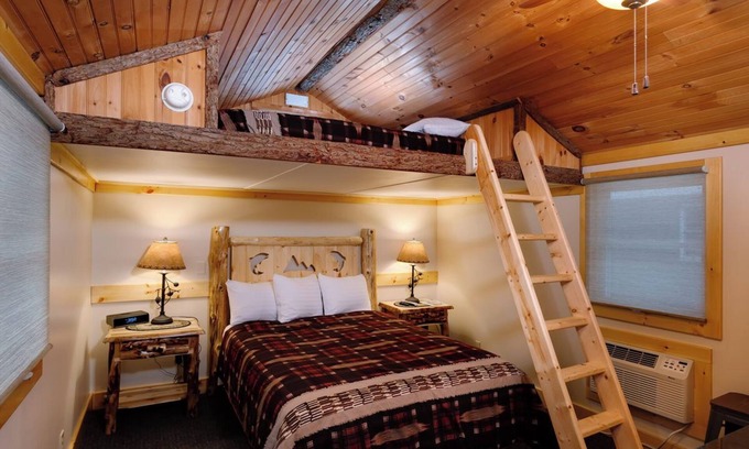 Lake Placid Cabina | Small Standalone Private Cabin with Loft and Kitchenette, Firepits, BBQ