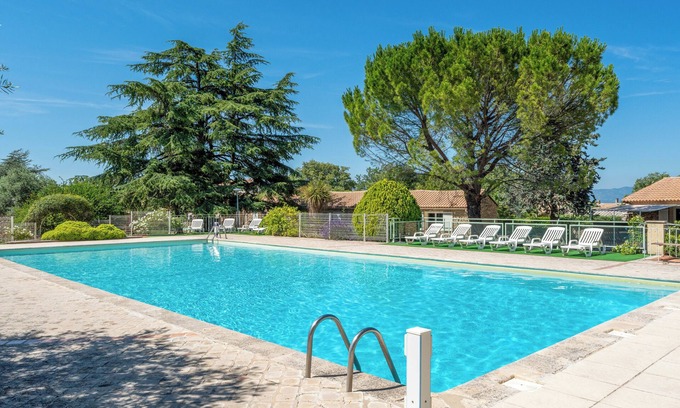 La Roque-sur-Pernes Condominio | Small stone mas T2 in a tourist residence
