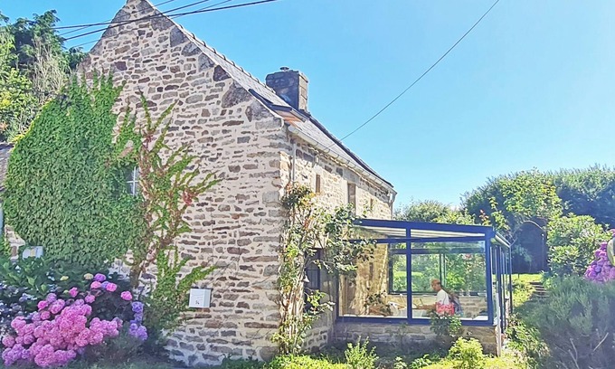 Confort-Meilars Casa | Small stone house with authentic garden