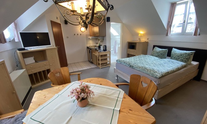 Zweifall Apartamento | Pequeño apartamento en el último piso en una casa de piedra catalogada en Eifel / Aachen