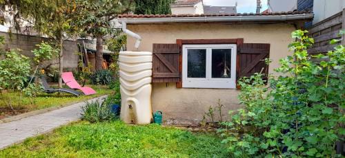 La Courneuve Casa | Small Town House with private parking and access to garden, near Paris and all public transport
