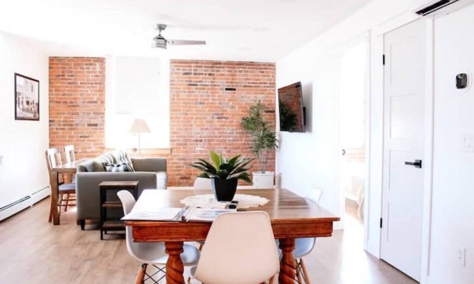 Williamsburg Apartamento | Small-Town Loft: Harvester - Modern Comfort in 1890 Historical Brick Building