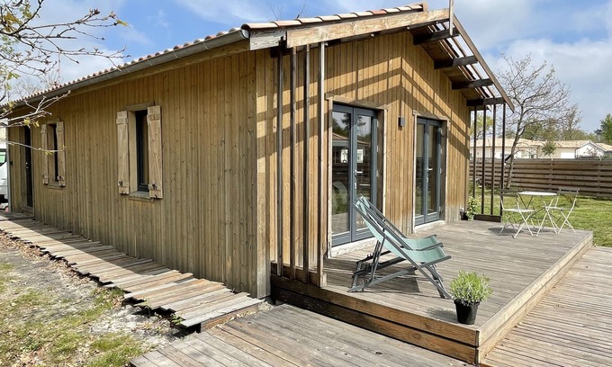Hourtin Chalet De Esquí | Small wooden house on the edge of a forest