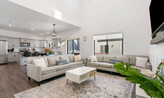 Eagle Mountain Casa | Smart Home With Garage Parking
