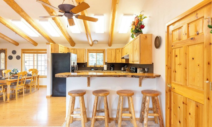 Ketchum Casa | Smiley Creek Log Cabin: Idyllic Location with Lakes, Hiking & Winter Sports