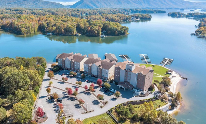 Huddleston Condominio | Smith Mountain Lake Retreat w/ Resort Amenities!