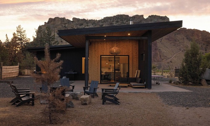 Terrebonne Casa | Smith Rock Oasis w/ Hot Tub Steps to the Park
