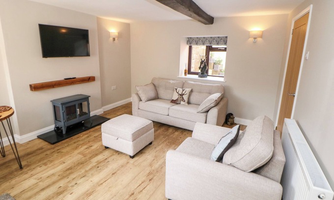 Barlow Casa | SMITHY COTTAGE, pet friendly, with a garden in Chesterfield