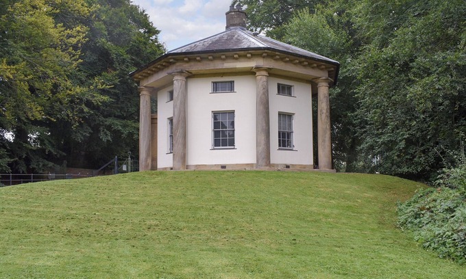 Prestwich Cabaña | Smithy Lodge at Heaton Park