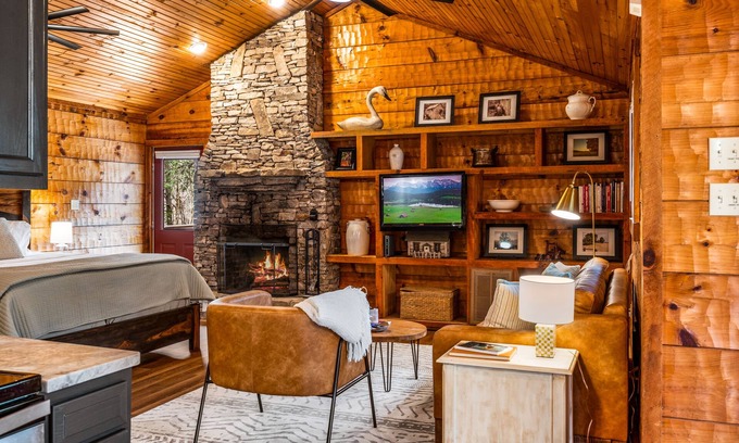 Townsend Cabina | Smoke Rise is a Modern Upscale Cabin with a GARAGE, minutes from National Park!