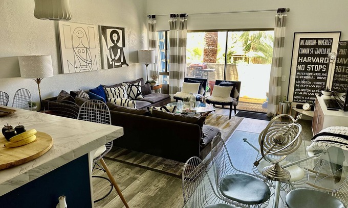 Twin Palms Condominio | Smoke Tree Racquet Club Condo 7 min Drive to Downtown Palm Springs!