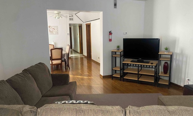 Brighton Park Apartamento | Smokers Preferred-Spacious 3-bedroom apartment with WiFi, AC in awesome Chicago