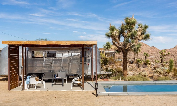 Joshua Tree Highlands Casa | Smoketree by AvantStay | An Oasis w/ Two Kitchens, Pool, Hot Tub & Air Streamer!