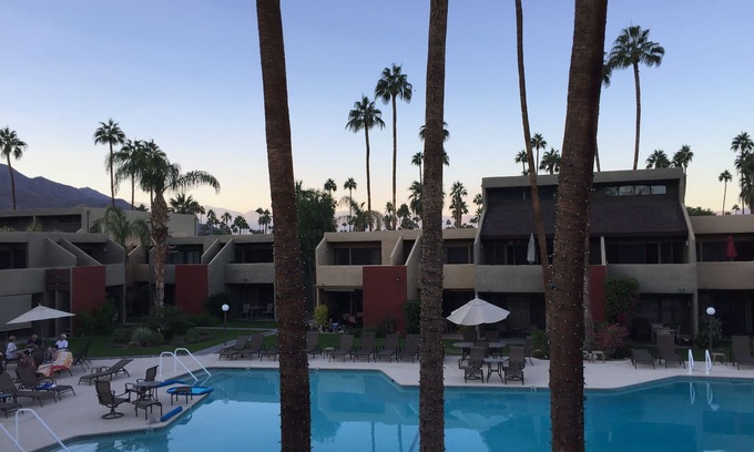 Twin Palms Condominio | SmokeTree Raquet Club: ¡Nuevo listado! Las mejores vistas en el complejo!